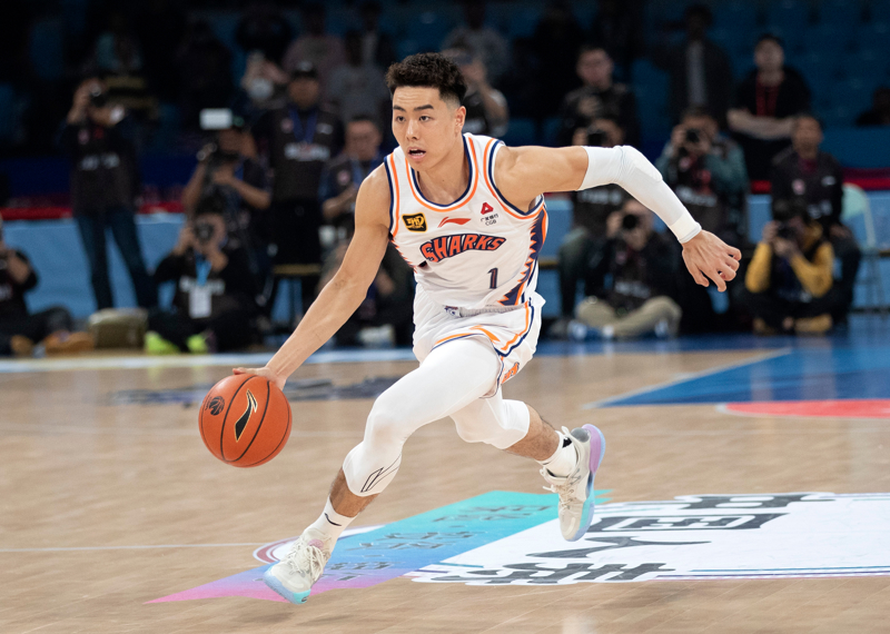 BB体育平台 上海久事迎全明星赛关键赛，今晨完成体检，赛场秩序良好，身体对抗强度拉满